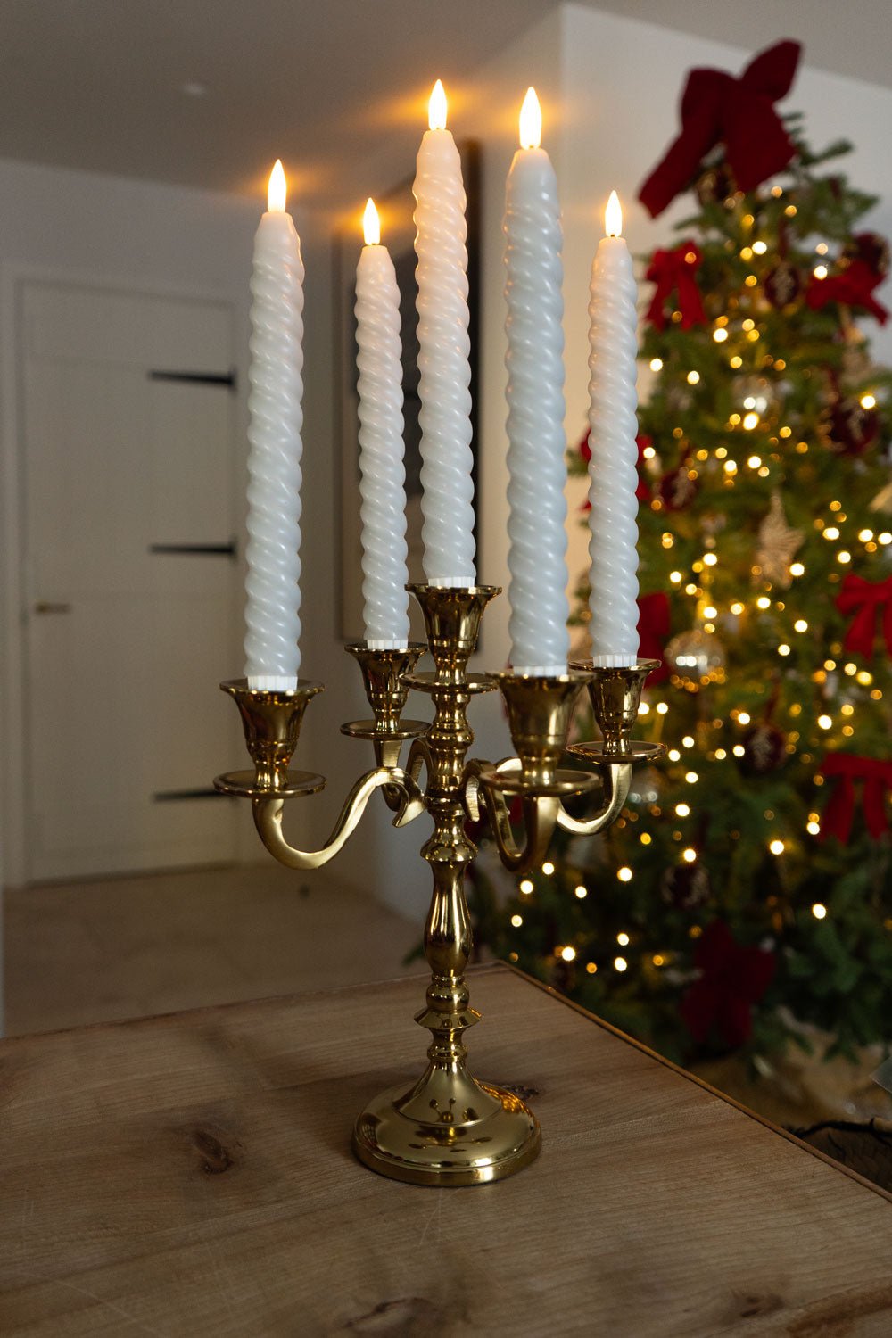 Candelabro Dorado De Latón Con Cinco Soportes Para Velas Cristina Oria 