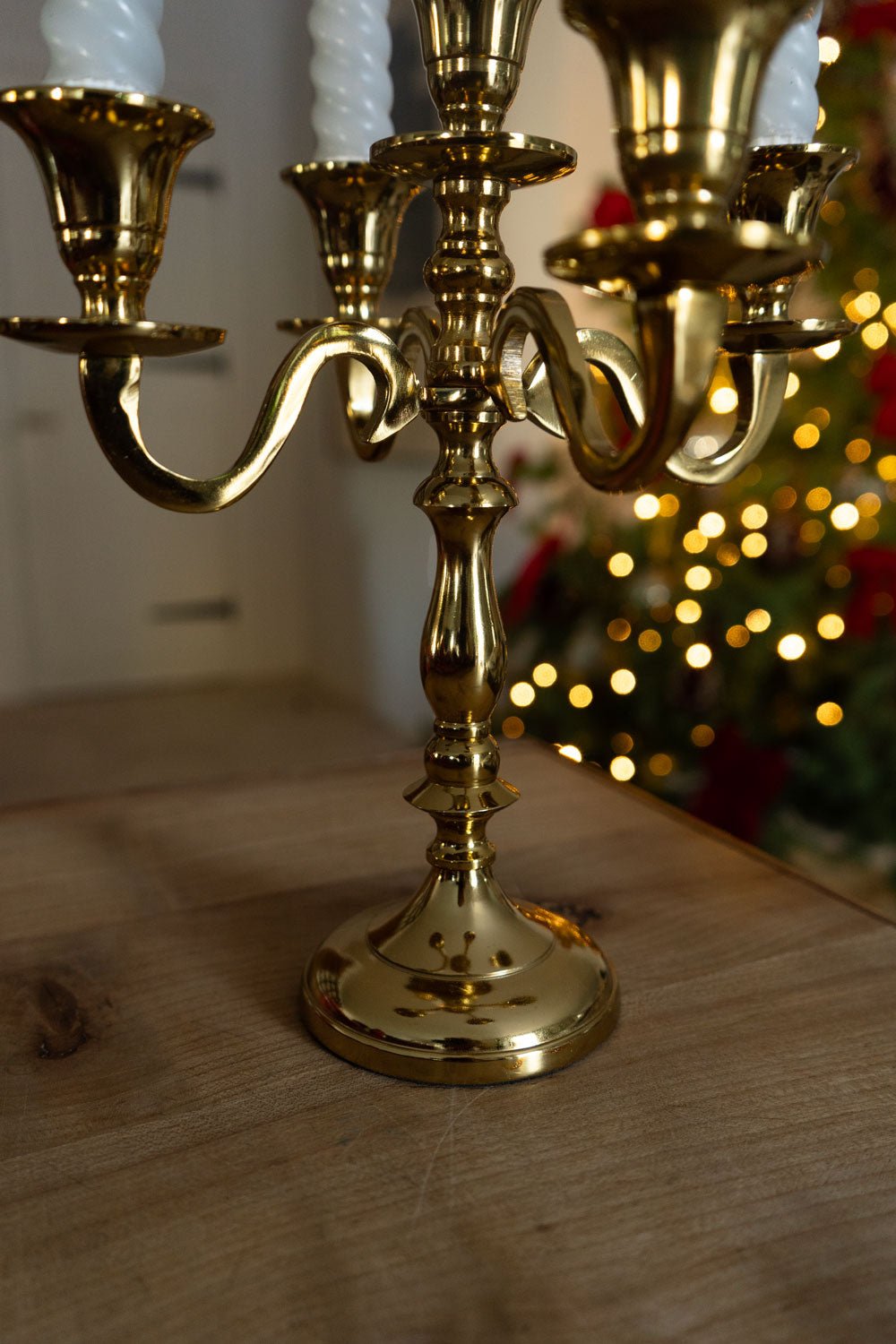 Detalle Candelabro Dorado De Latón Con Cinco Soportes Para Velas Cristina Oria 