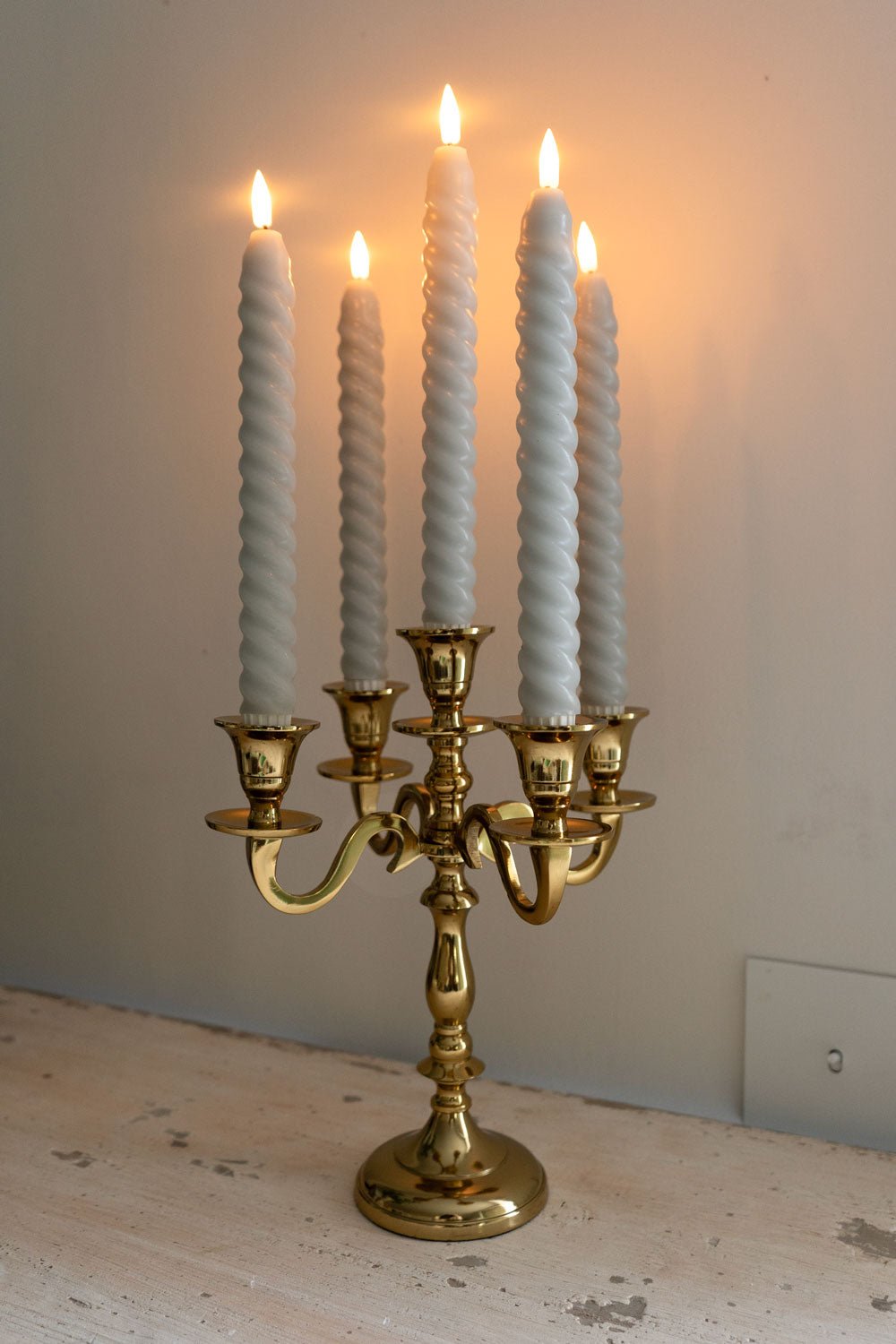 Detalle Textura Candelabro Dorado De Latón Con Cinco Soportes Para Velas Cristina Oria 