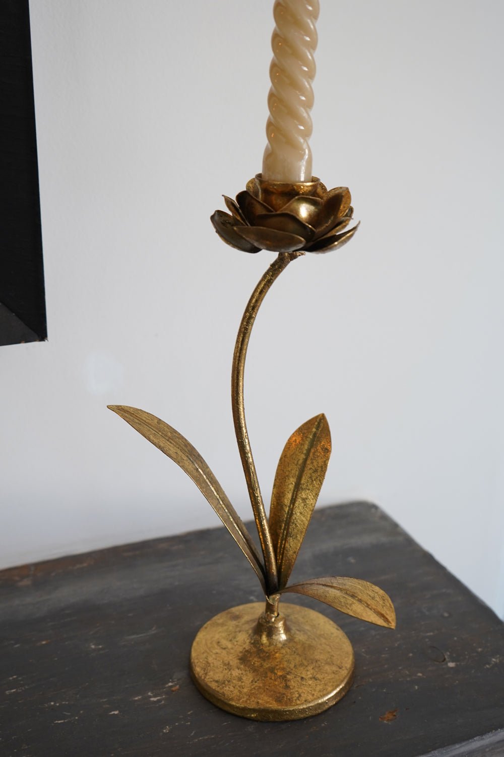 Detalle Candelabro De Metal Dorado Con Diseño De Flor Pequeño Cristina Oria