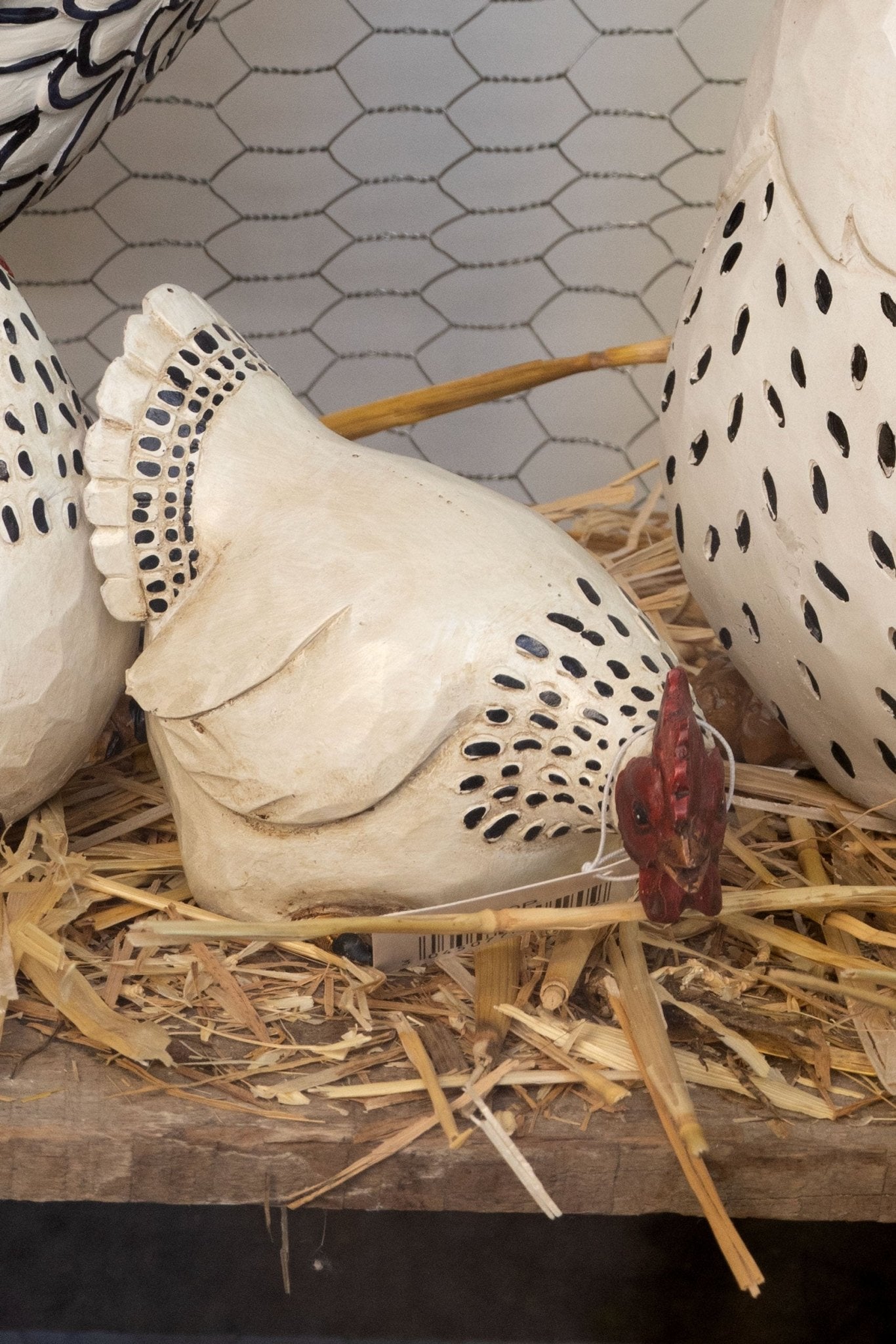 POULE EN RÉSINE BLANCHE ASSISE QUI MANGE 13/19 CM