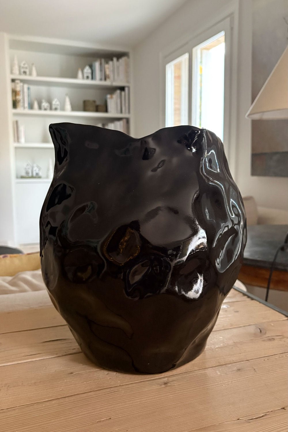 Detalle Jarrón De Cerámica Con Diseño Irregular Negro Brillante Cristina Oria 