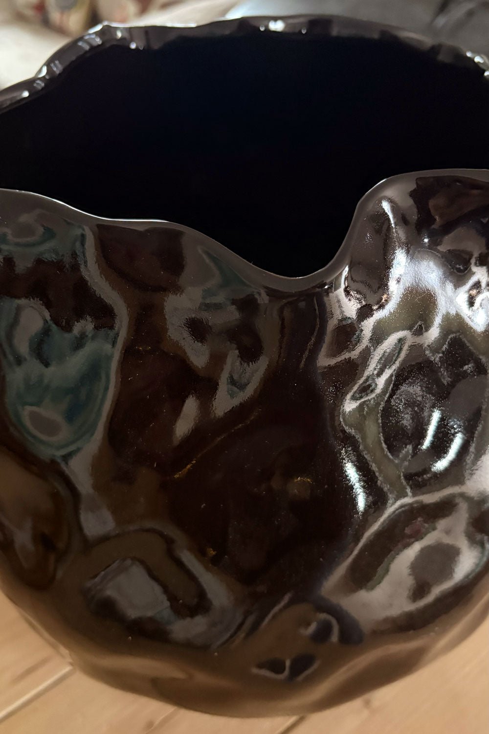 Detalle Textura Jarrón De Cerámica Con Diseño Irregular Negro Brillante Cristina Oria 