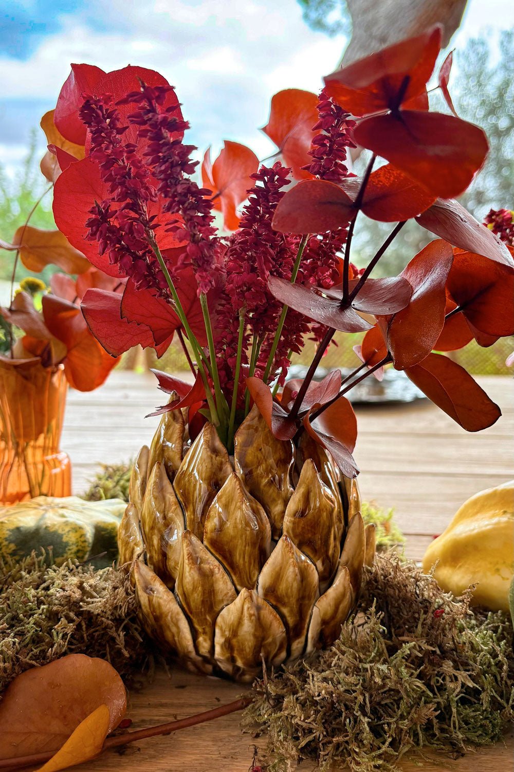 Jarra grande castanha com design de alcachofra