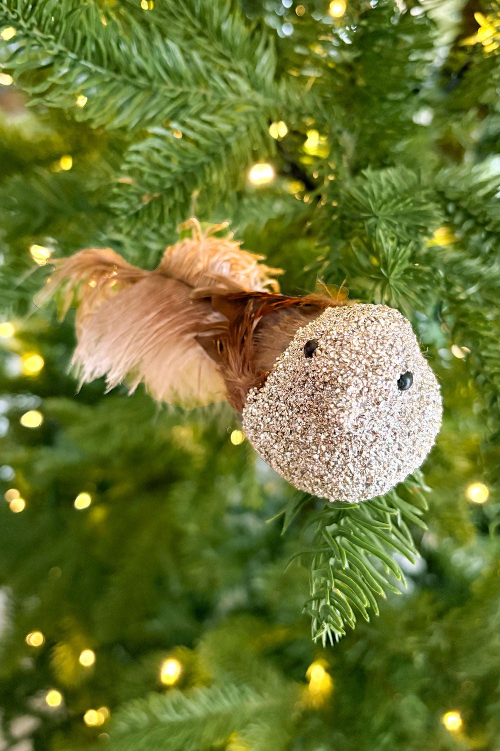 Detalle Textura Adorno Con Diseño De Pájaro Plateado Cristina Oria 