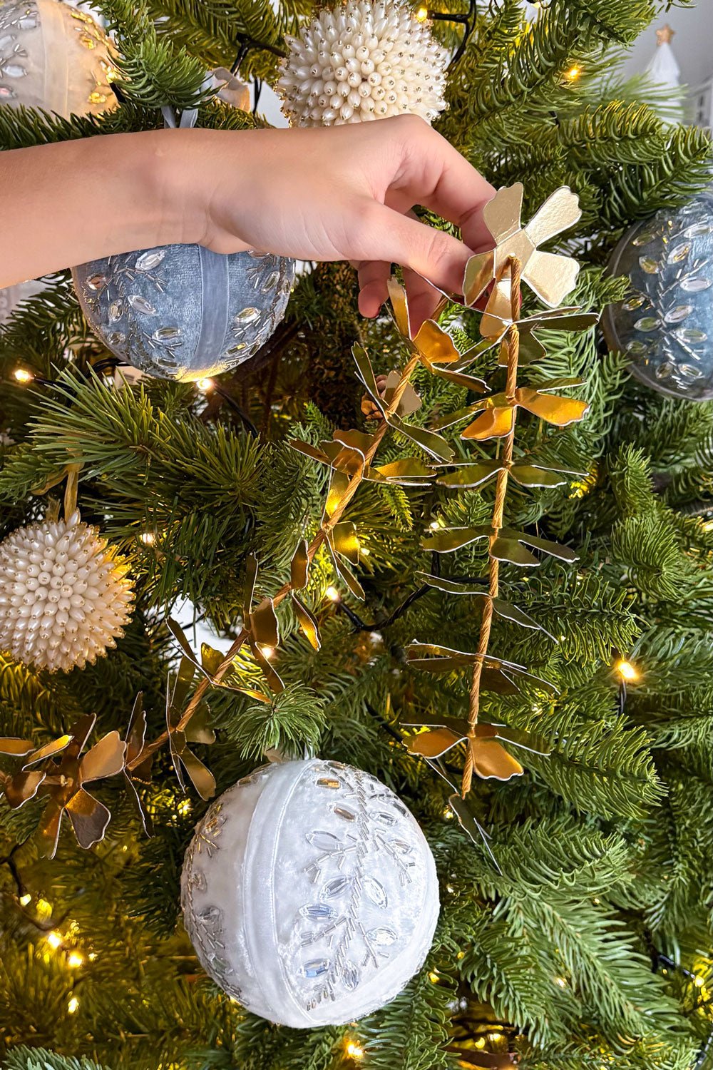 Detalle Guirnalda Dorada Con Flores De Papel Cristina Oria 