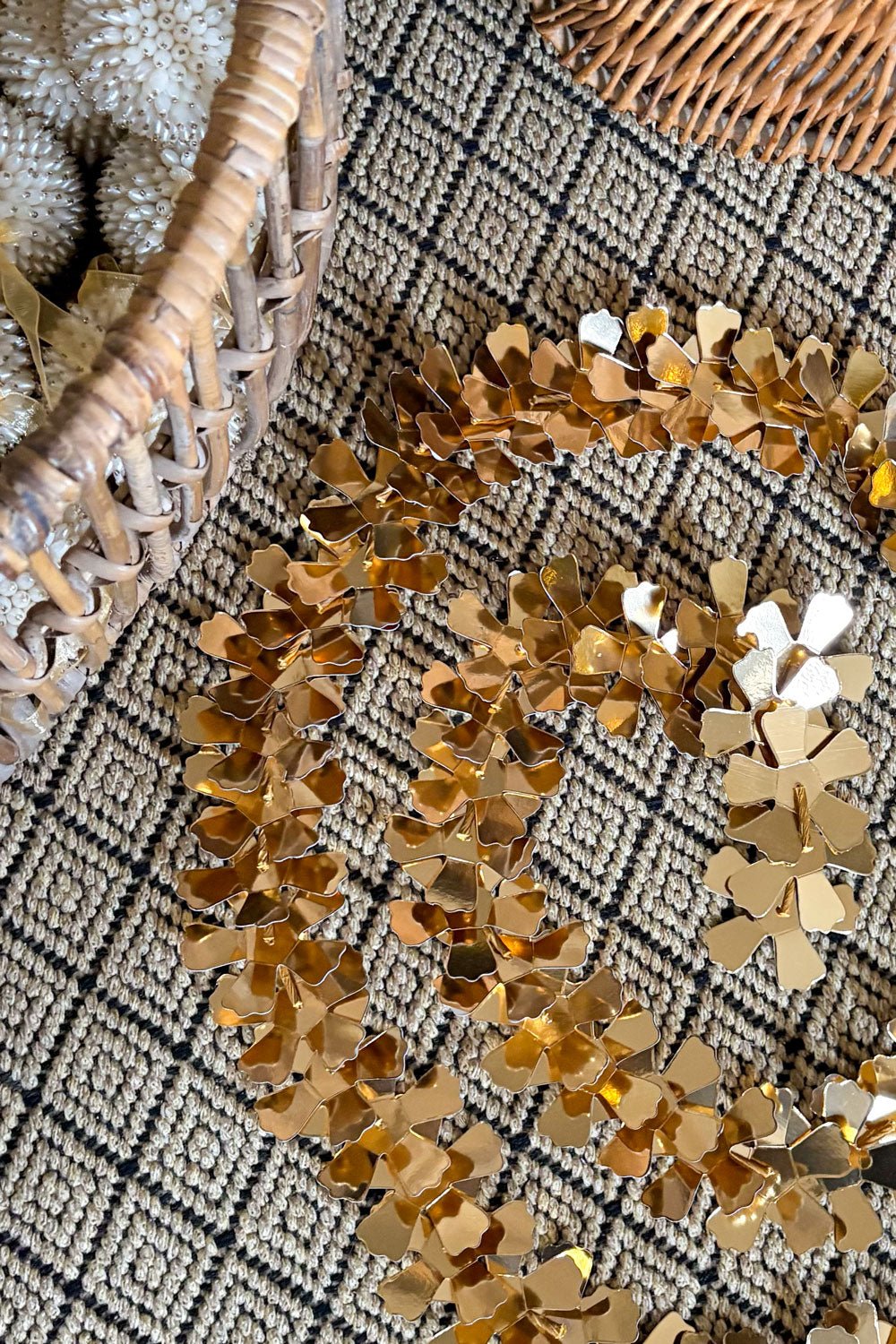 Detalle Flores Guirnalda Dorada Con Flores De Papel Cristina Oria 