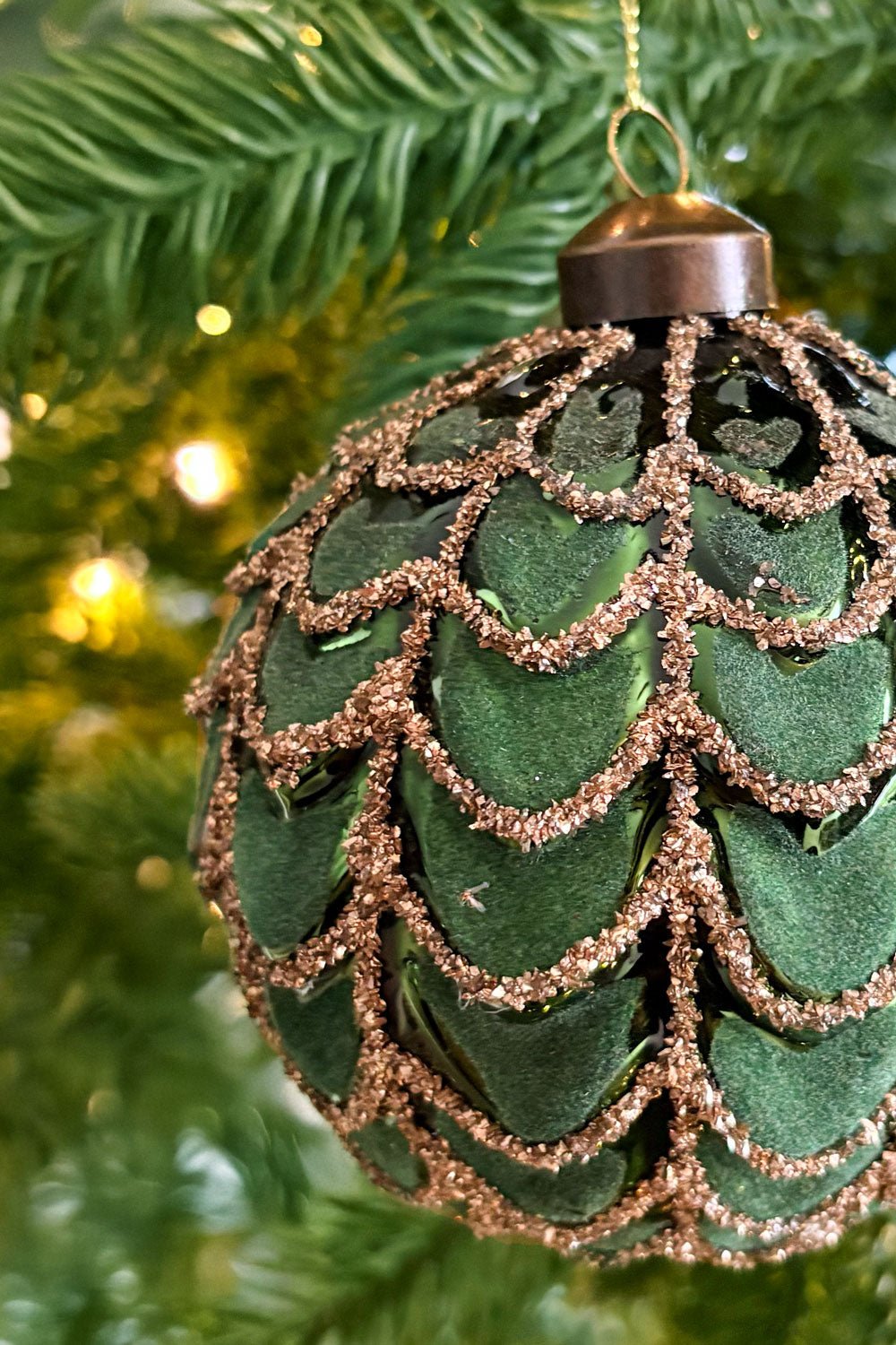 Detalle Adorno Bola De Cristal Con Terciopelo Verde Y Detalles De Purpurina Cristina Oria