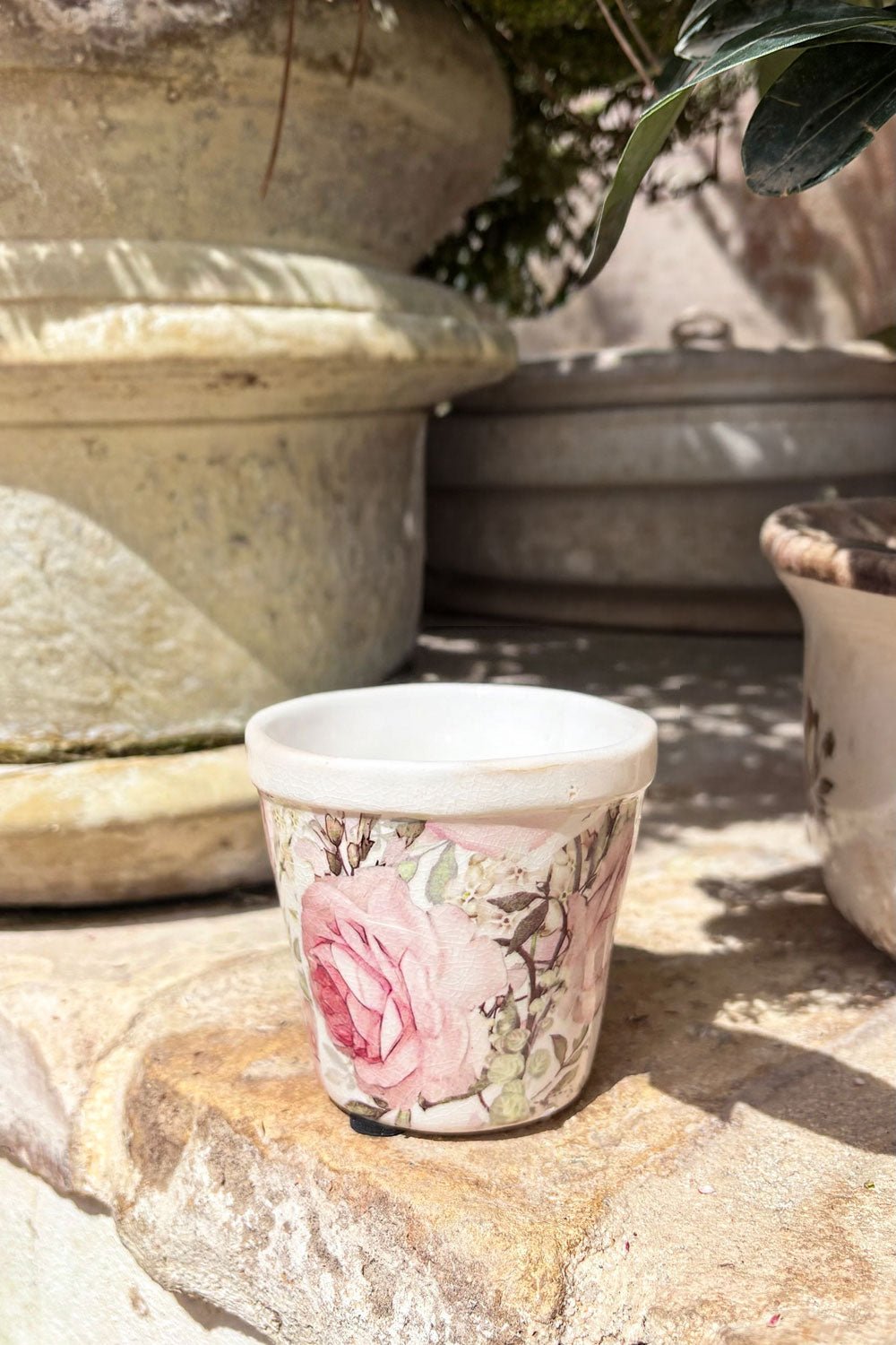 Detalles Jarrón Con Diseño De Rosas & Flores Blancas Cristina Oria