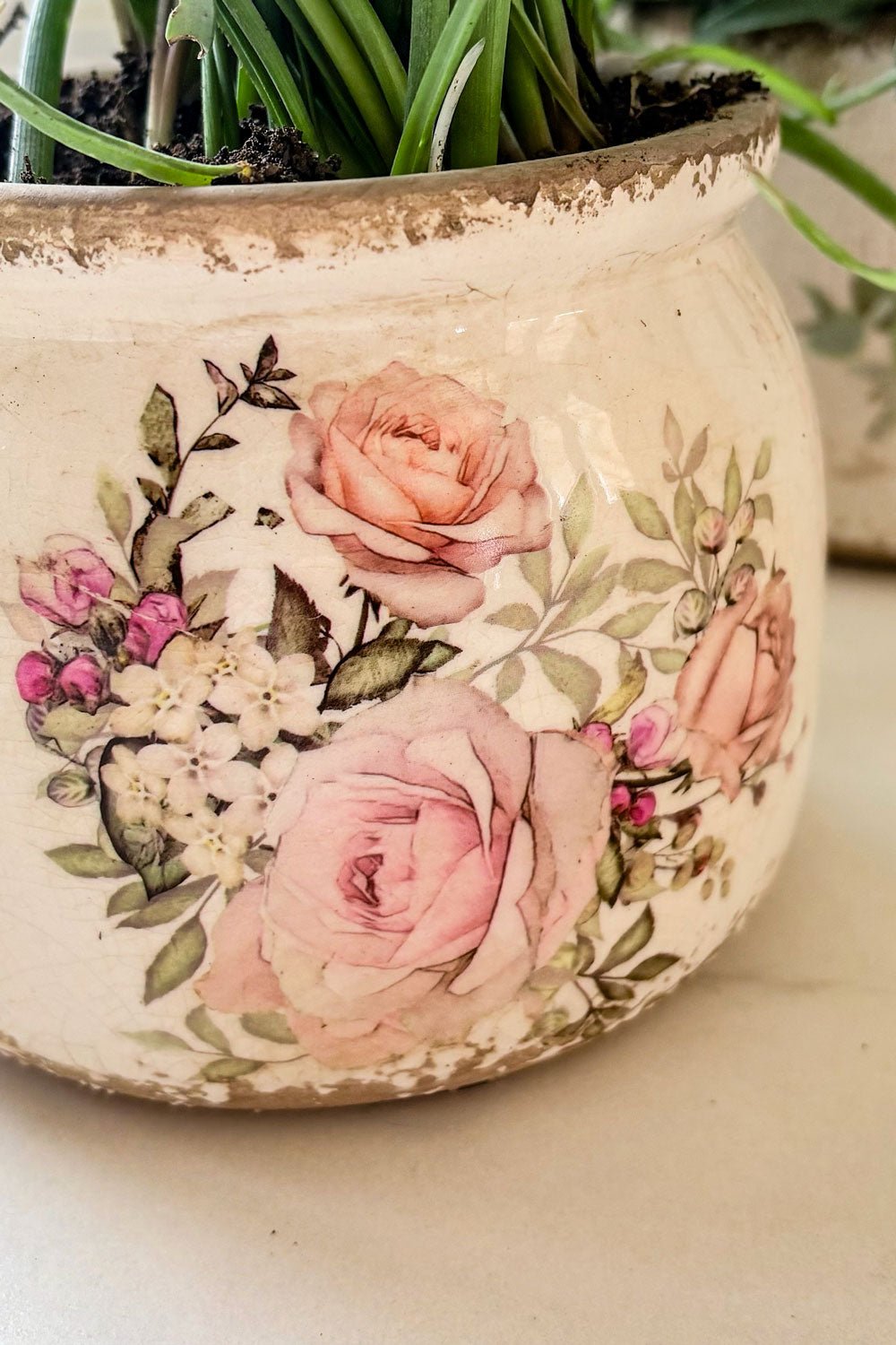 Detalle Jarrón Envejecido Ánfora Diseño De Rosas Cristina Oria 