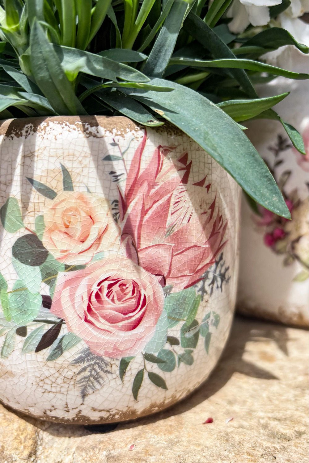 Detalle Jarrón Envejecido Con Diseño De Rosas Cristina Oria 