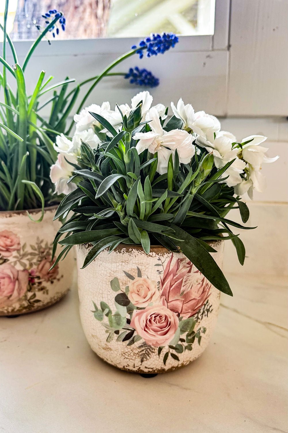 Detalle Flores Jarrón Envejecido Con Diseño De Rosas Cristina Oria 