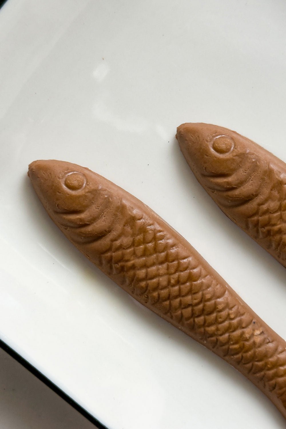 Cabeza Lata Chocolate Con Leche Diseño Sardinas Cristina Oria