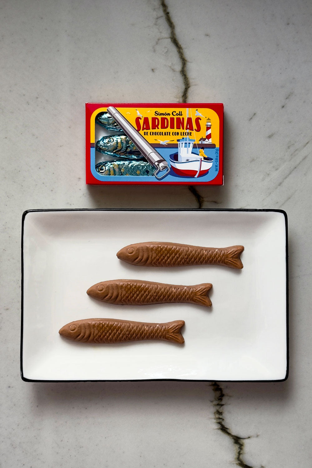 Lata Chocolate Con Leche Diseño Sardinas Cristina Oria