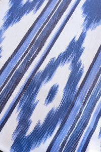 Detalle Mantel Antimanchas Con Diseño Azteca Azul Cristina Oria