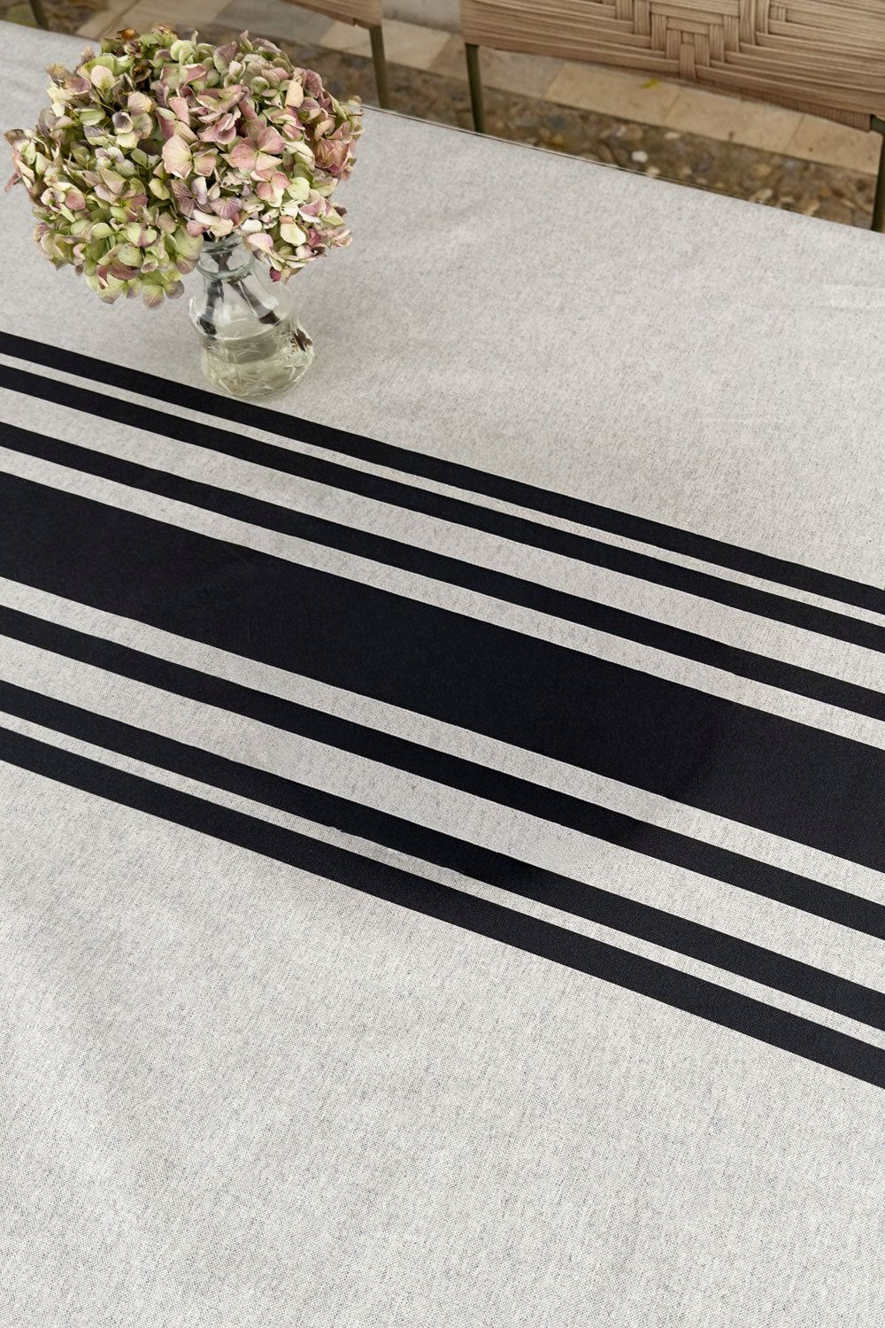 Detalle Mantel Antimanchas Con Diseño Rayas Negras Cristina Oria 