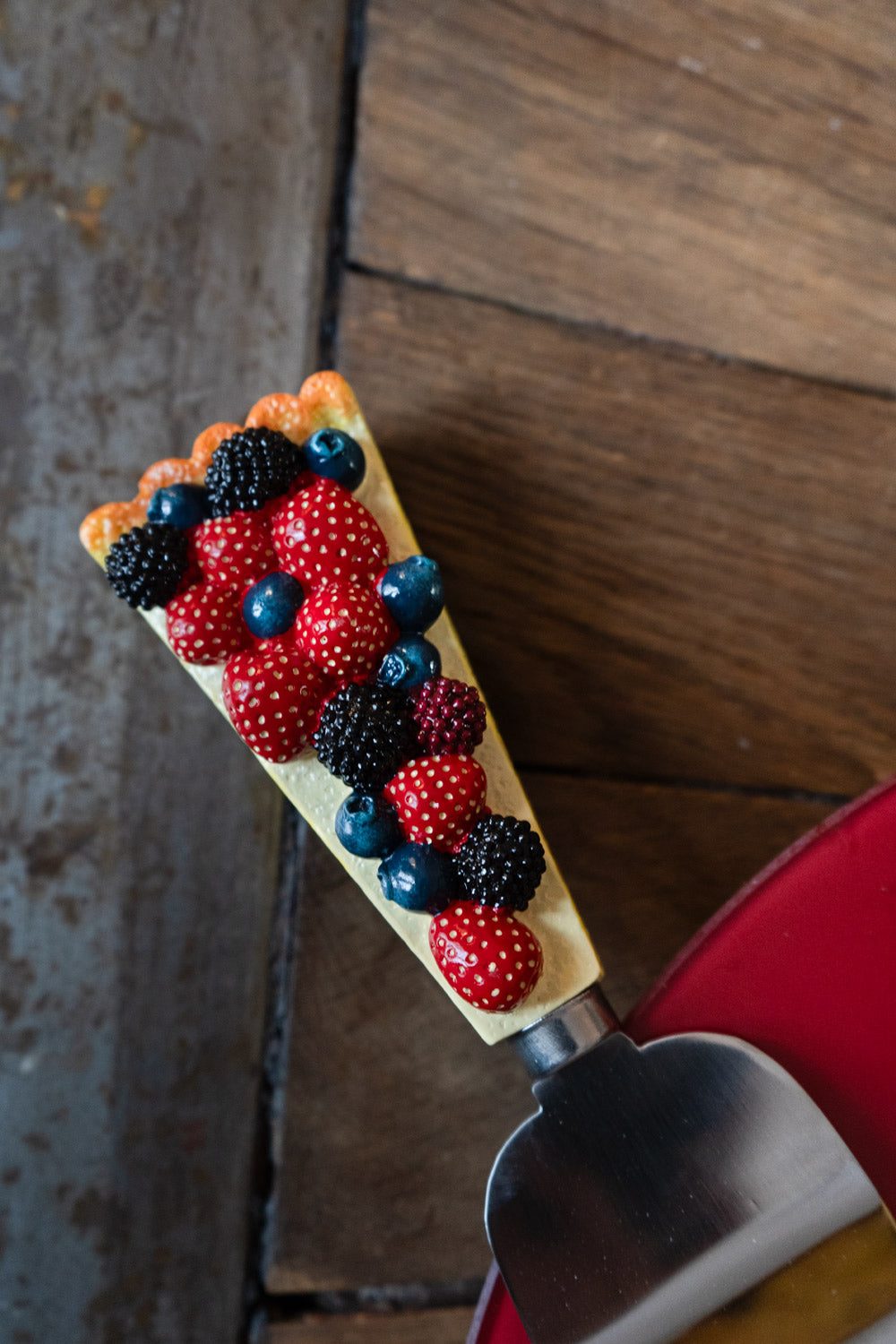 Detalle Pala De Tarta Con Diseño De Frutos Rojos Cristina Oria 