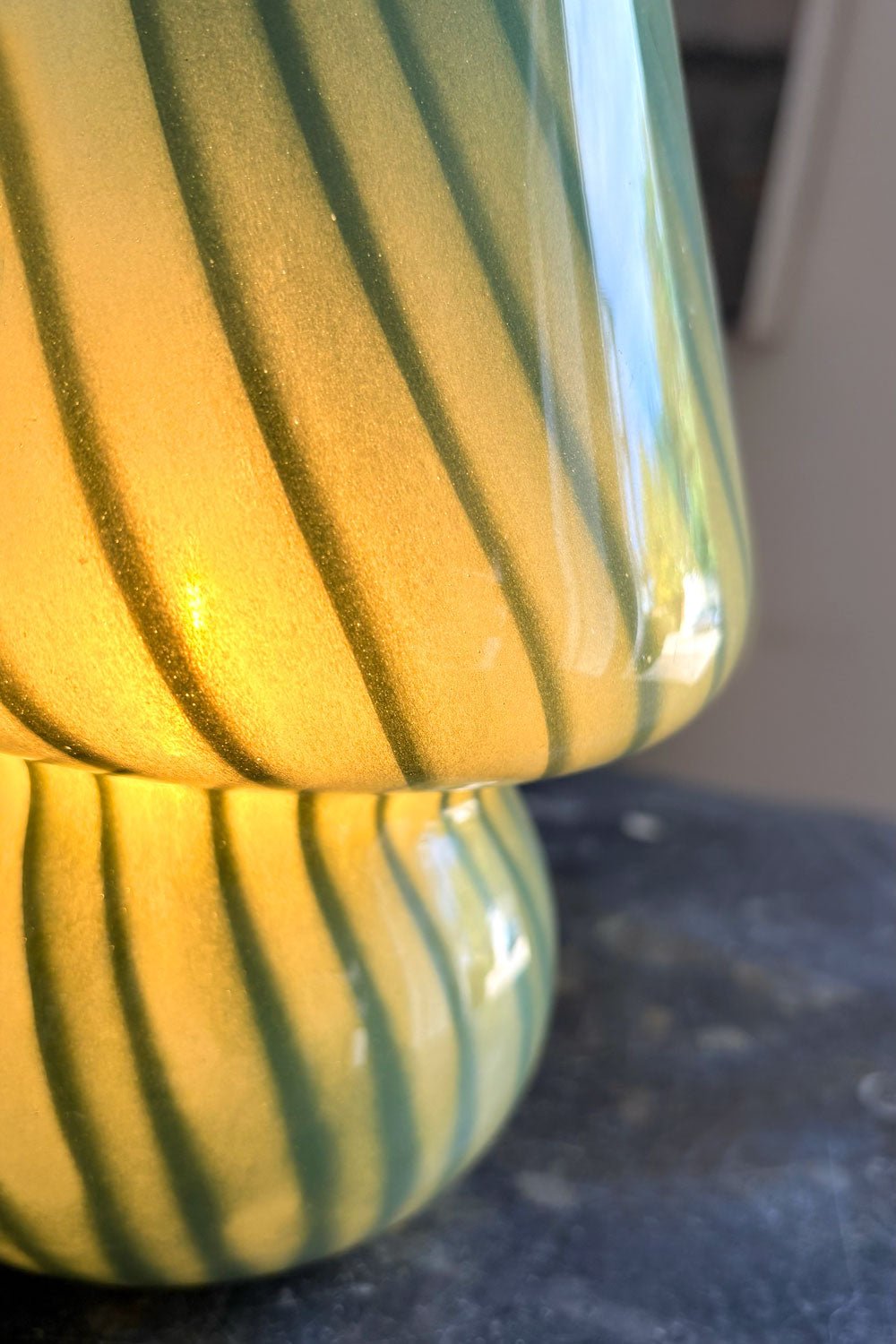 Detalle Luz Lámpara De Vidrio Rayas Verdes Cristina Oria