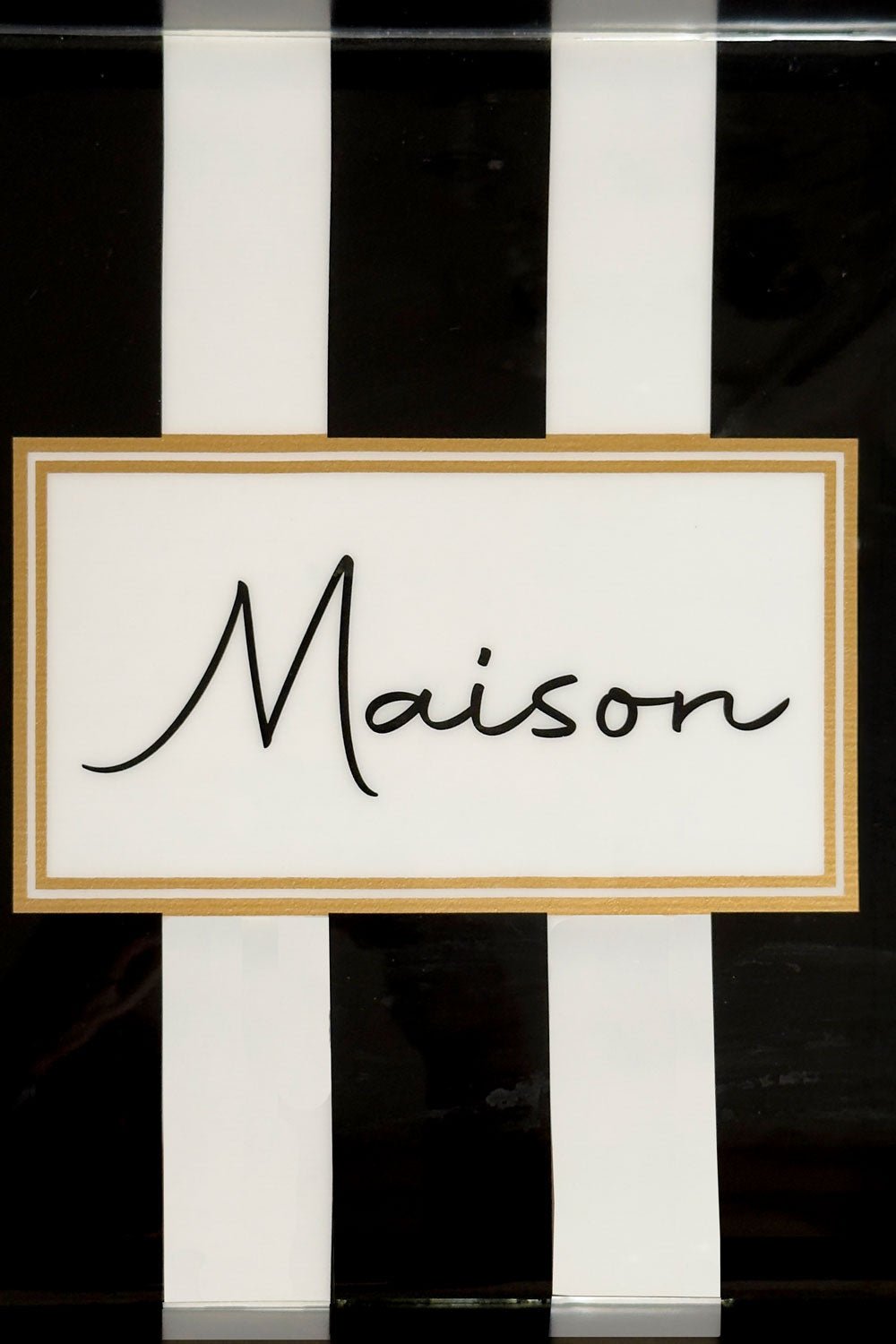 Detalle Texto Bandeja Rectangular Rayas Blancas Y Negras Con Mensaje "Maison" Cristina Oria 