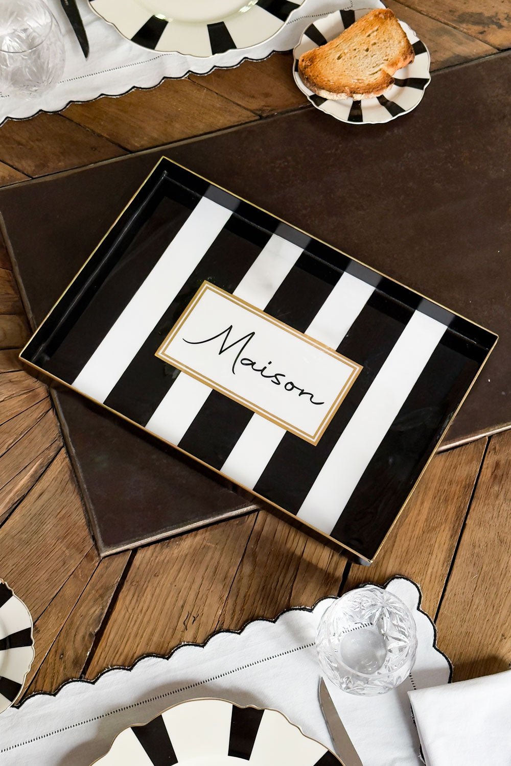 Detalle Bandeja Rectangular Rayas Blancas Y Negras Con Mensaje "Maison" Cristina Oria 