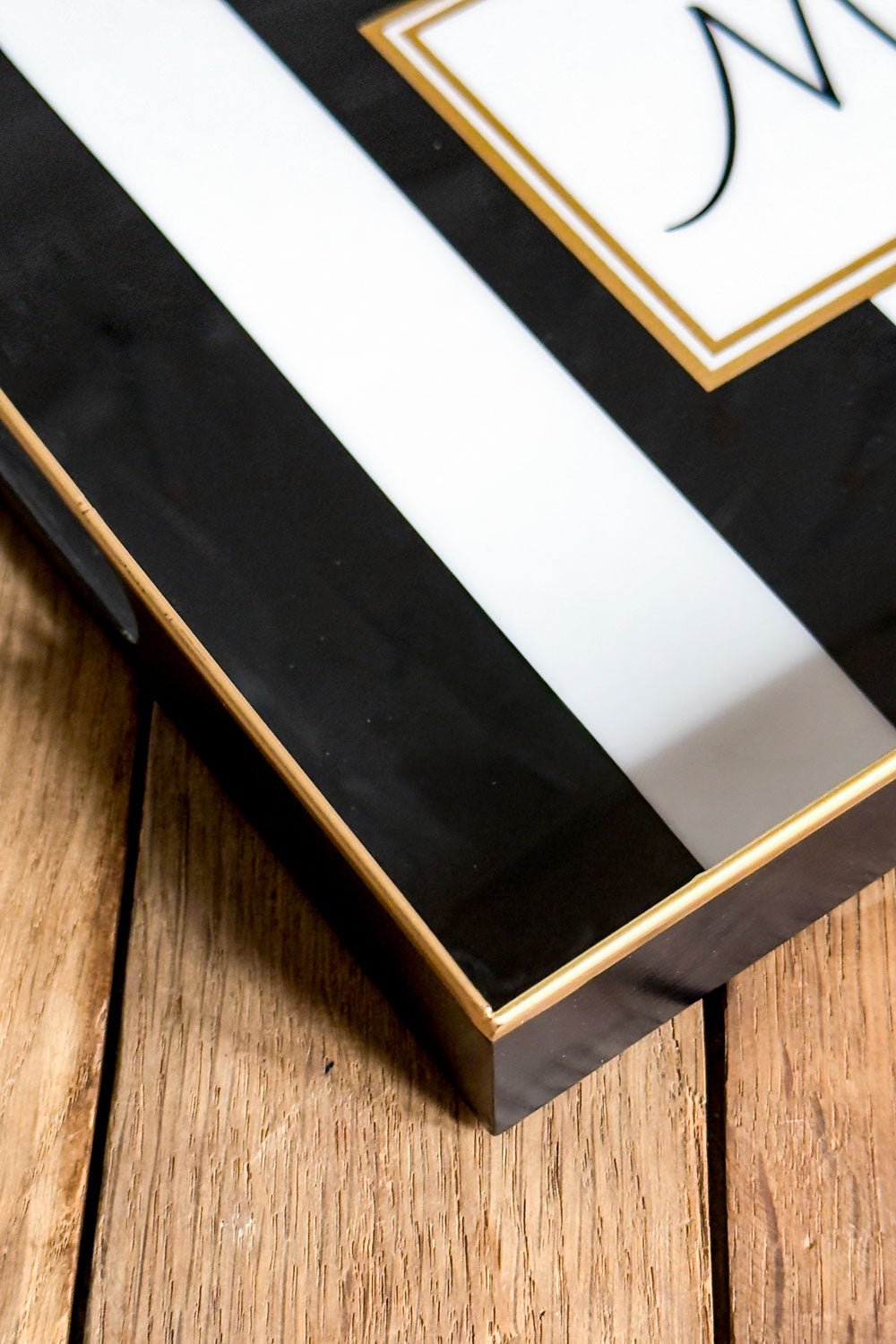Detalle Borde Dorado Bandeja Rectangular Rayas Blancas Y Negras Con Mensaje "Home" Cristina Oria 