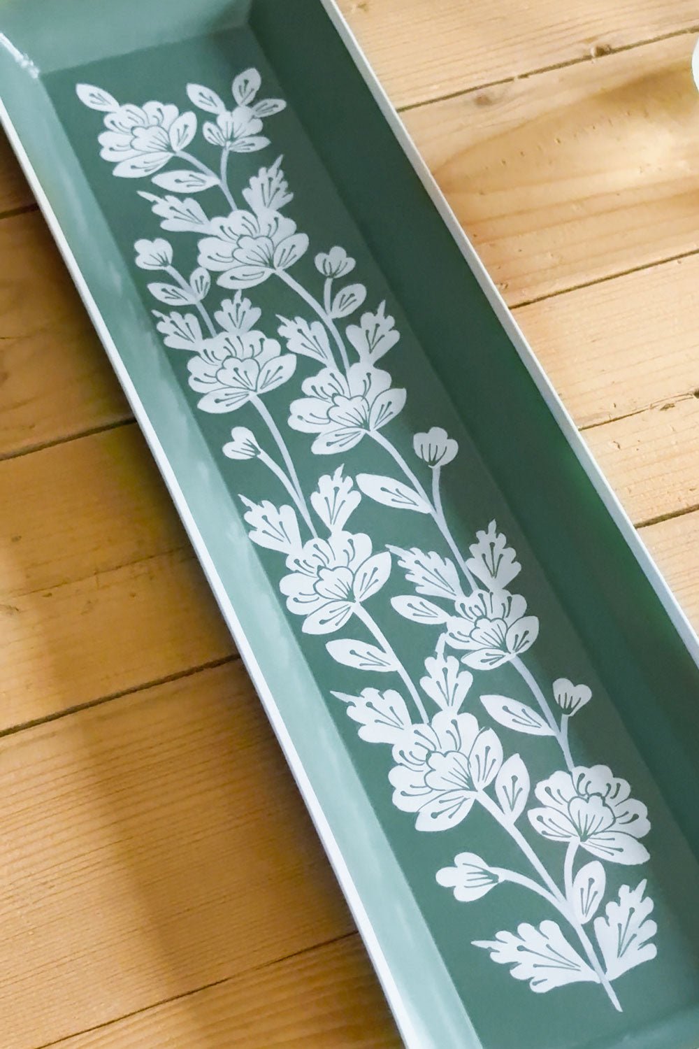 Vassoio Allungato Verde Con Fiori Bianchi Dipinti a Mano