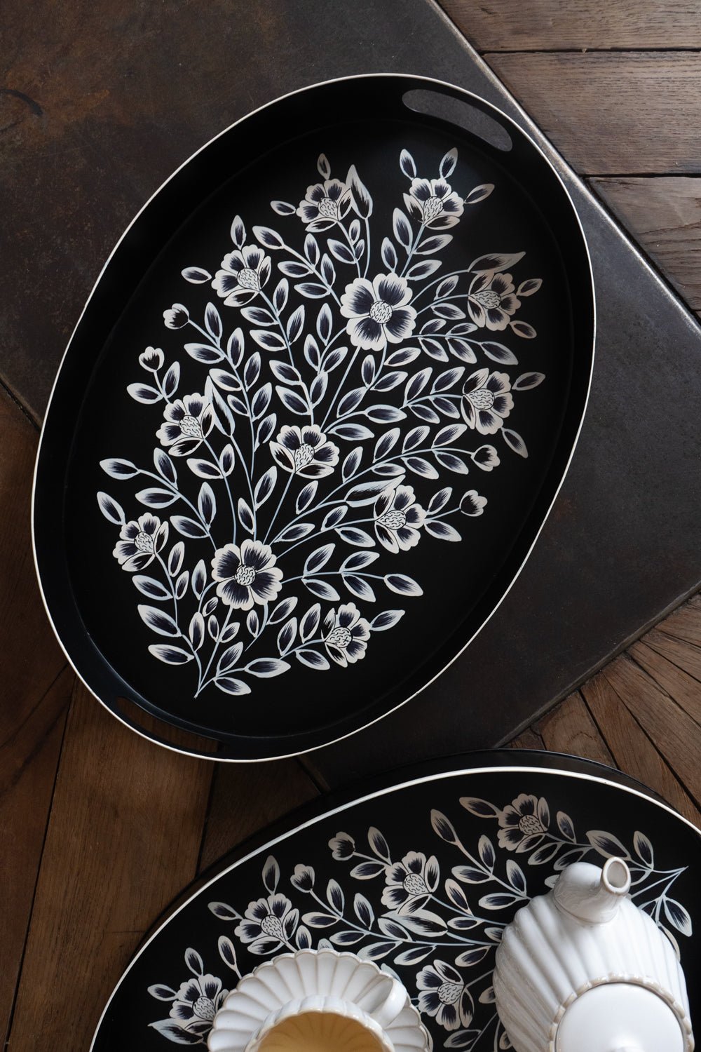 Schwarzes ovales Tablett mit weißen Blumen | Tabletts
