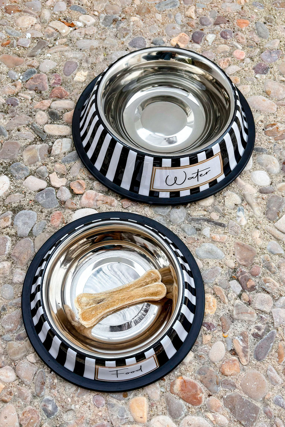 Detalle Composición Bebedero Para Mascotas Pintado A Mano Blanco Y Negro Cristina Oria 