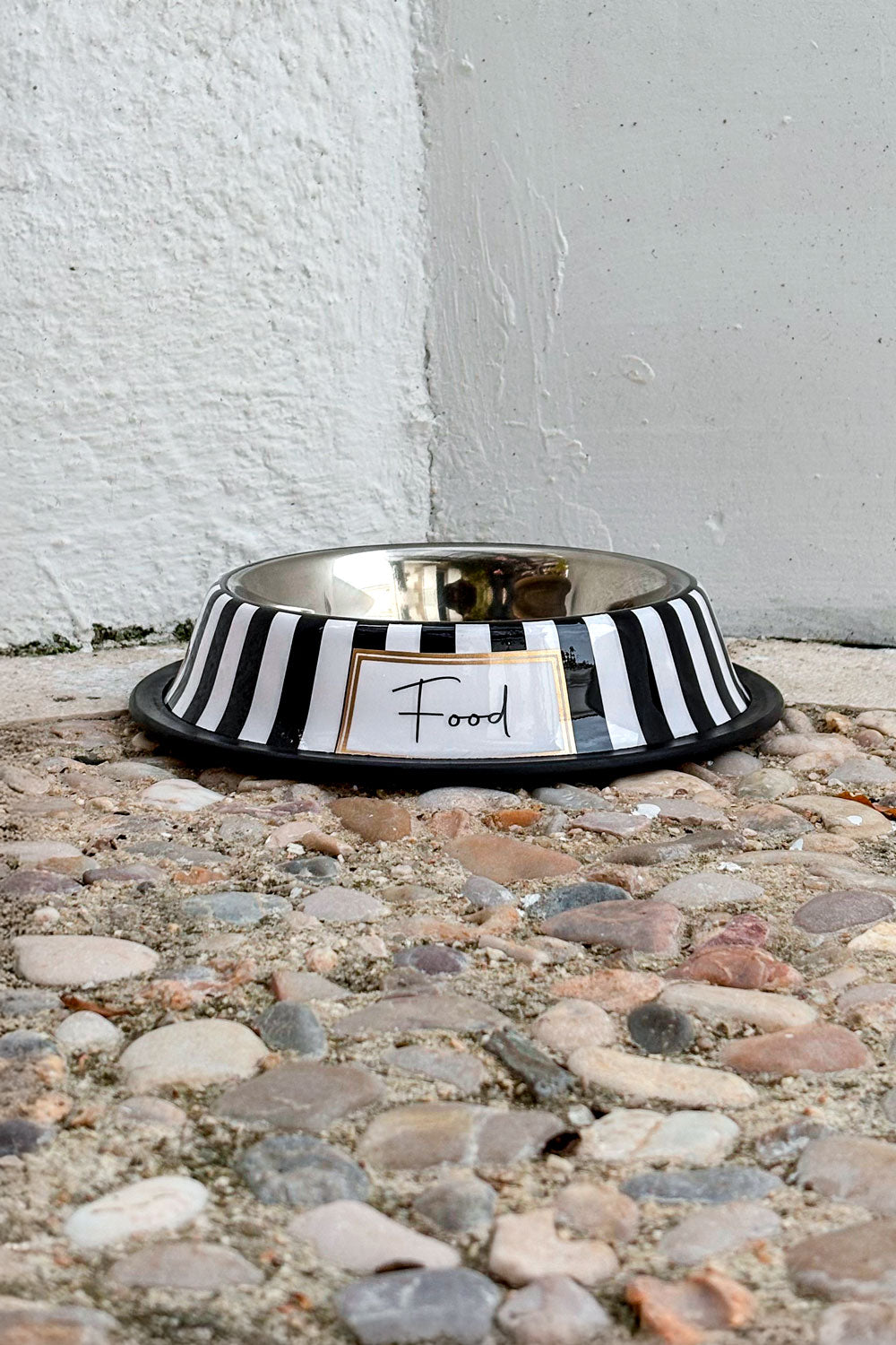 Detalle Comedero Para Mascotas Pintado A Mano Blanco Y Negro Cristina Oria 