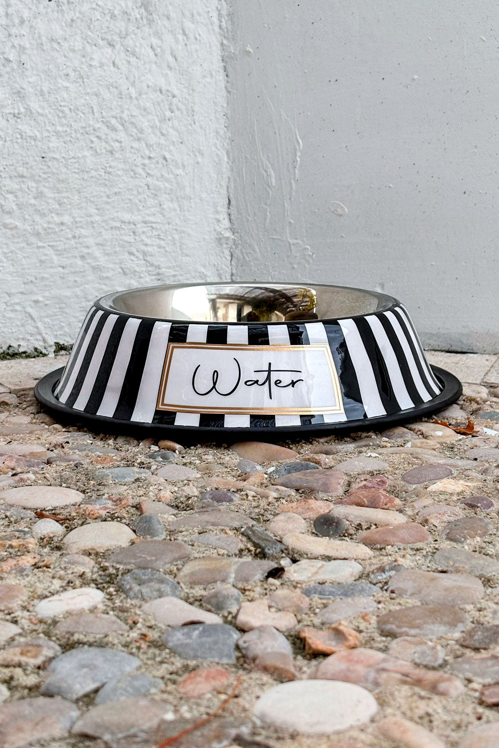 Detalle Mensaje Bebedero Para Mascotas Pintado A Mano Blanco Y Negro Cristina Oria 