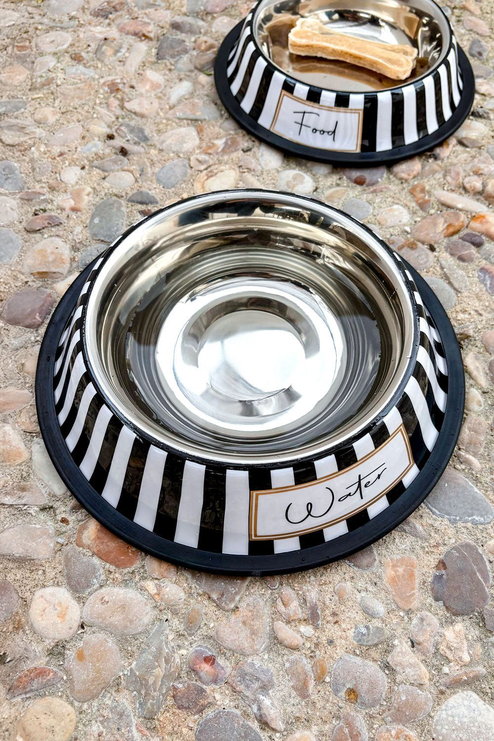 Detalle Bebedero Para Mascotas Pintado A Mano Blanco Y Negro Cristina Oria 