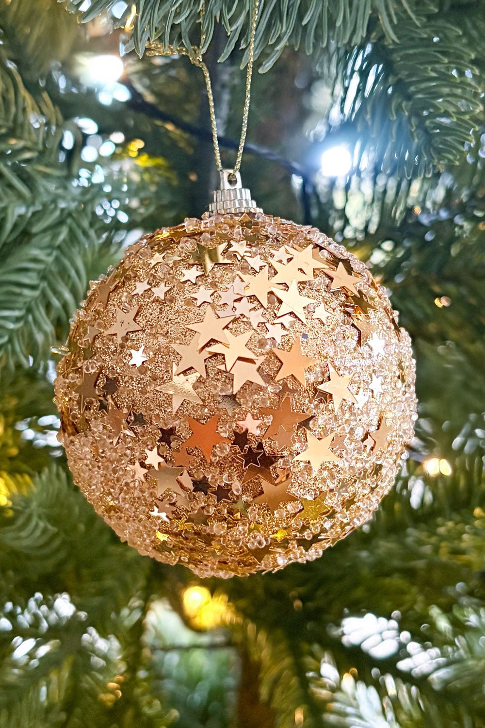 Detalle Adorno Bola Dorada Con Estrellitas Cristina Oria 