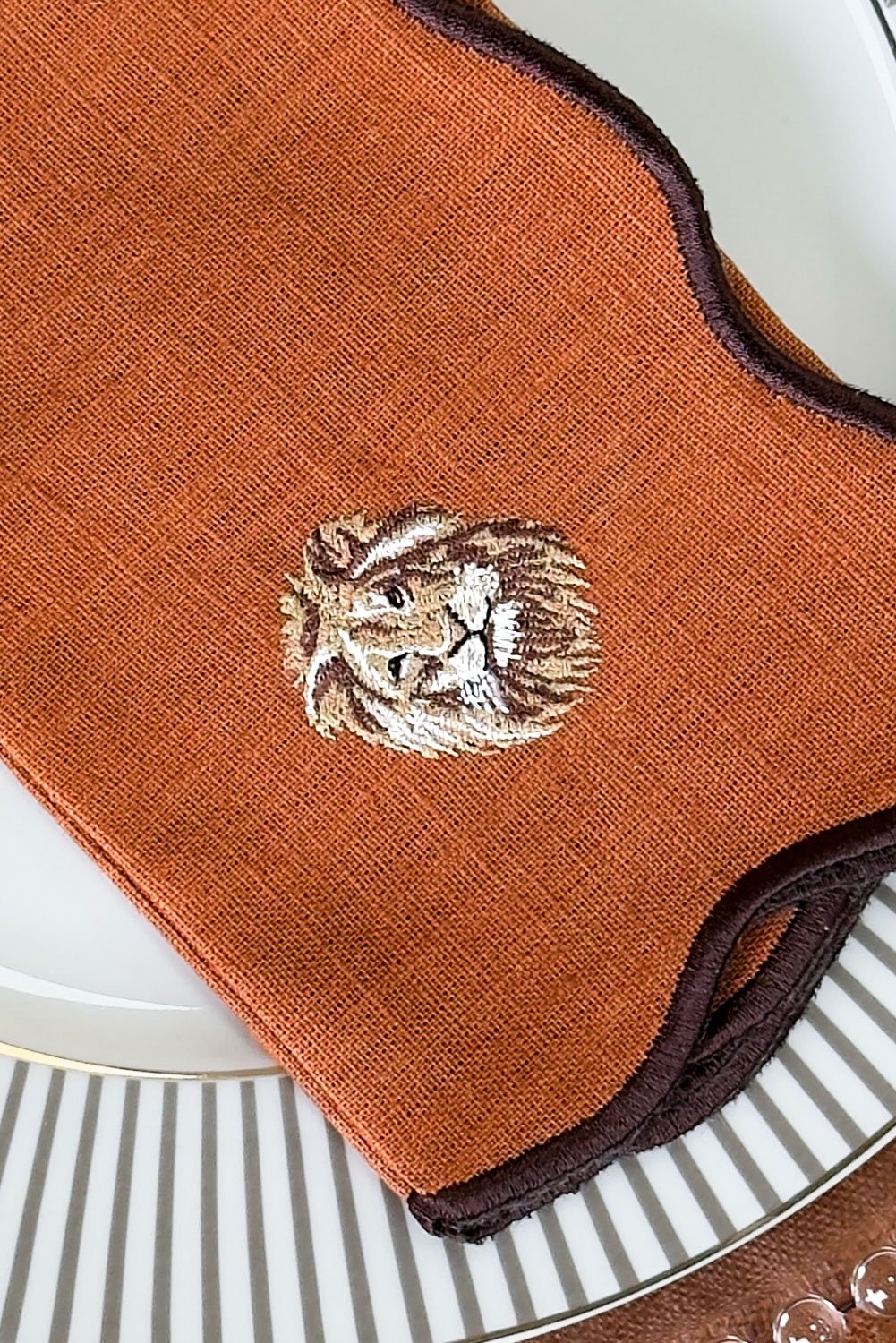Detalle Bordado León Set De 4 Servilletas Bordadas Animales De La Selva Cristina Oria 
