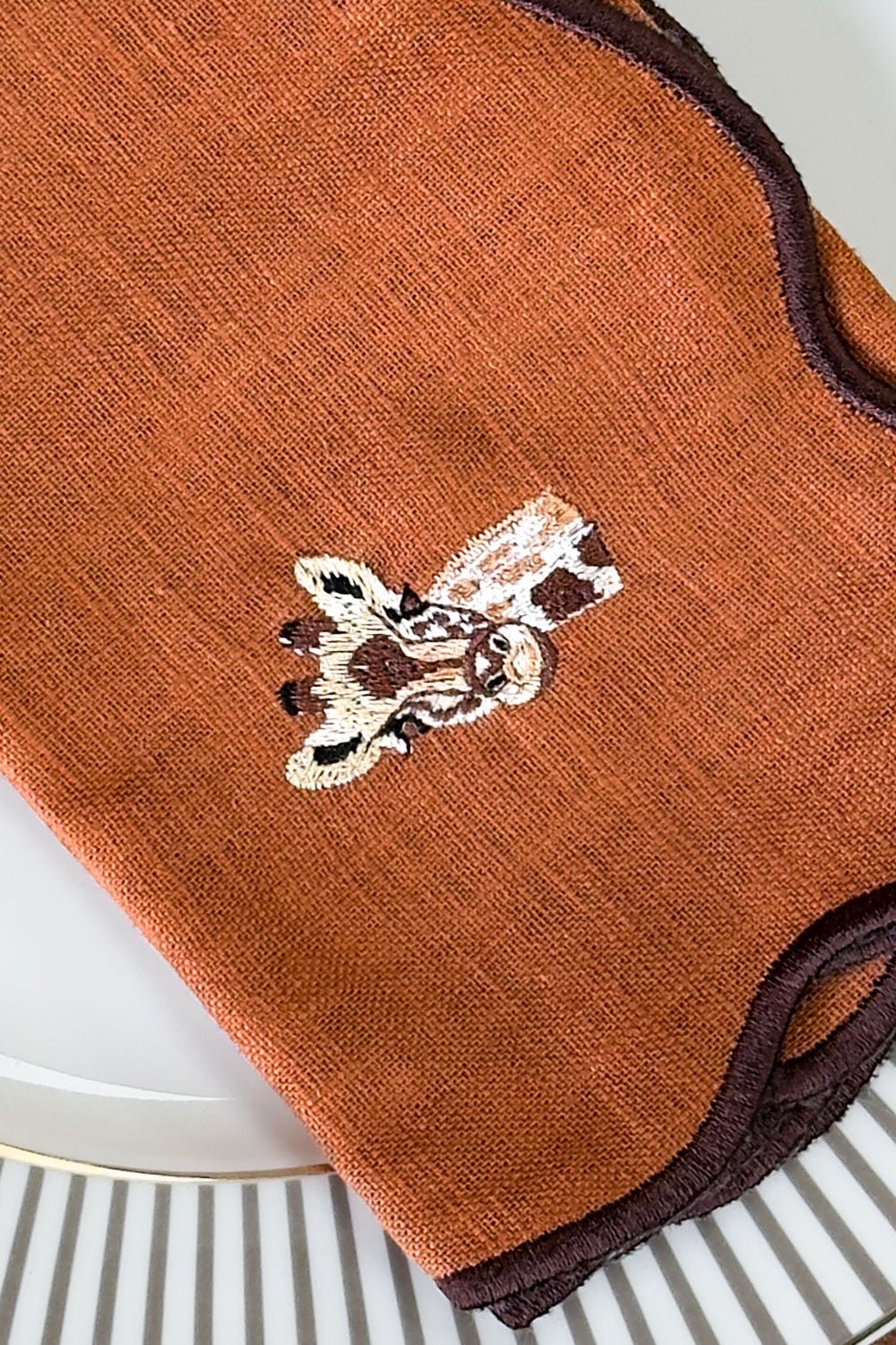 Detalle Bordado Jirafa Set De 4 Servilletas Bordadas Animales De La Selva Cristina Oria 