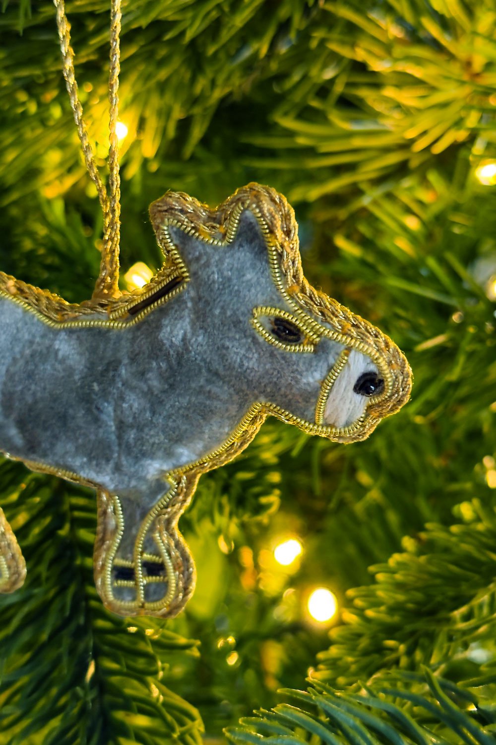 Detalle Adorno Burro De Terciopelo Bordado Cristina Oria 