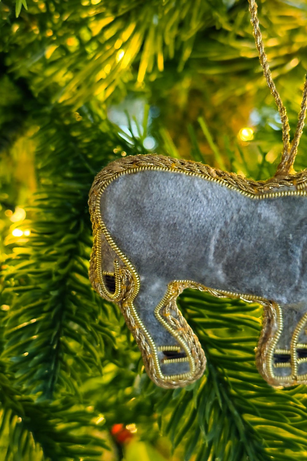 Detalle Bordado Adorno Burro De Terciopelo Bordado Cristina Oria 