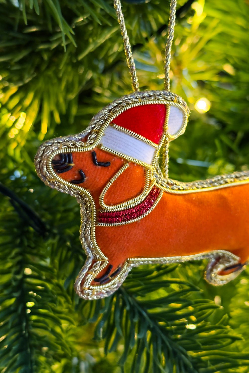 Detalle Adorno Perro De Terciopelo Bordado Cristina Oria 