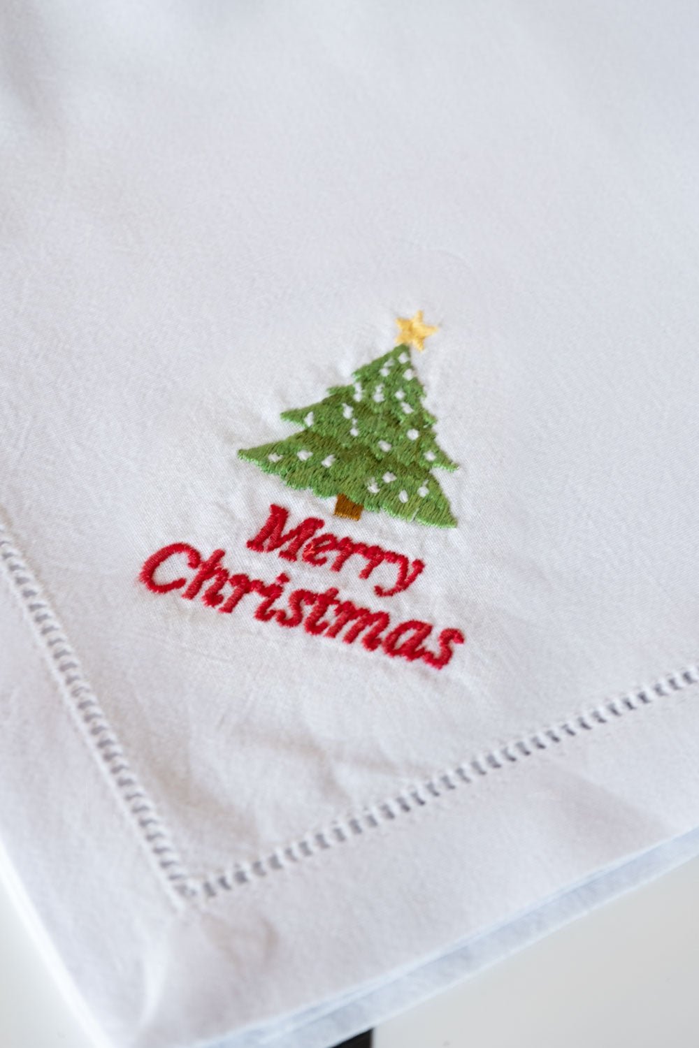 Guardanapo em algodão com detalhe de bainha aberta, estampado natalício
