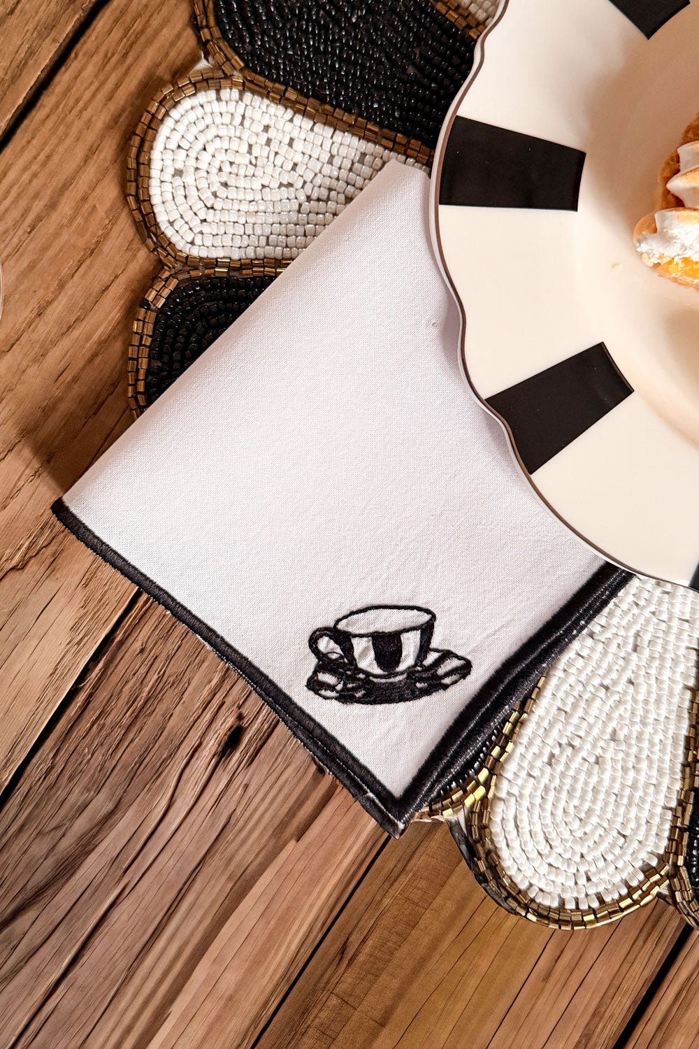 Detalle Bordado Servilleta De Cóctel Diseño Taza Cristina Oria 