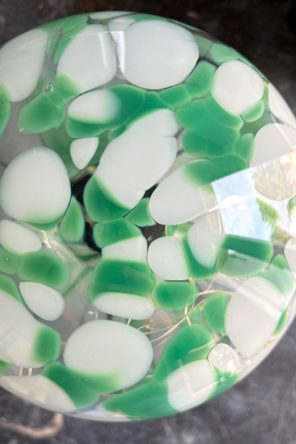 Detalle Lámpara Seta De Vidrio Efecto Degradado Blanco Y Verde Cristina Oria 