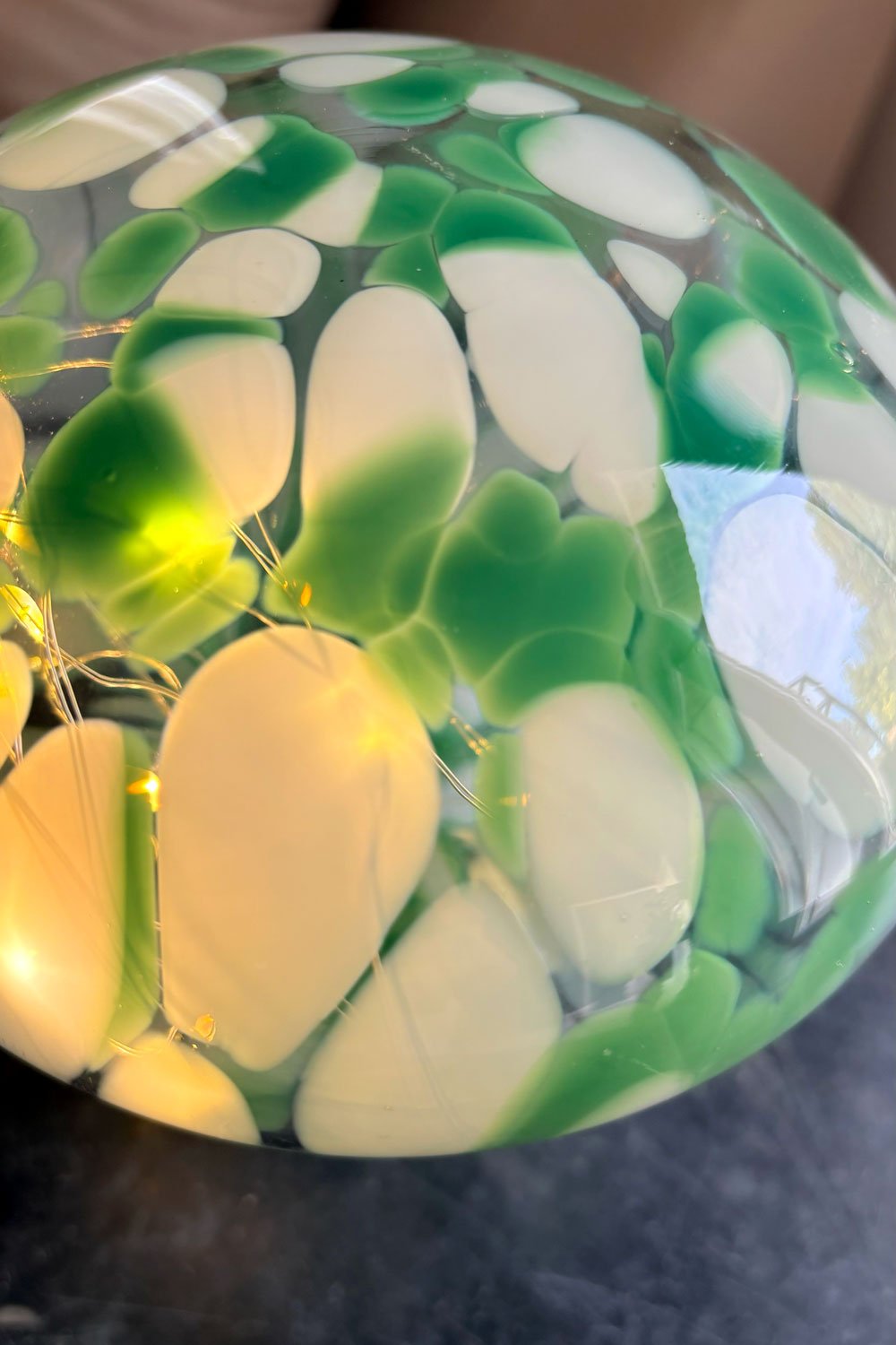 Detalle Diseño Lámpara Seta De Vidrio Efecto Degradado Blanco Y Verde Cristina Oria 