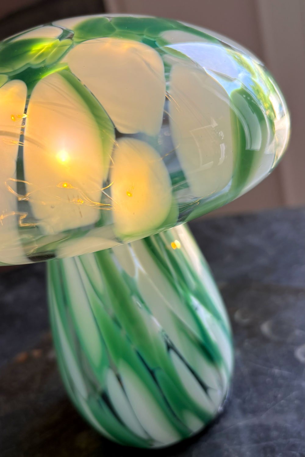 Detalle Luz Lámpara Seta De Vidrio Efecto Degradado Blanco Y Verde Cristina Oria 