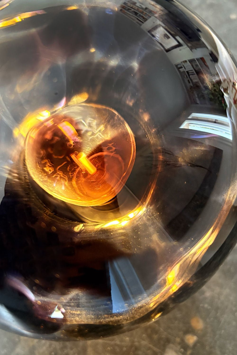 Detalle Luz Lámpara Seta De Vidrio Efecto Degradado Negro Cristina Oria 