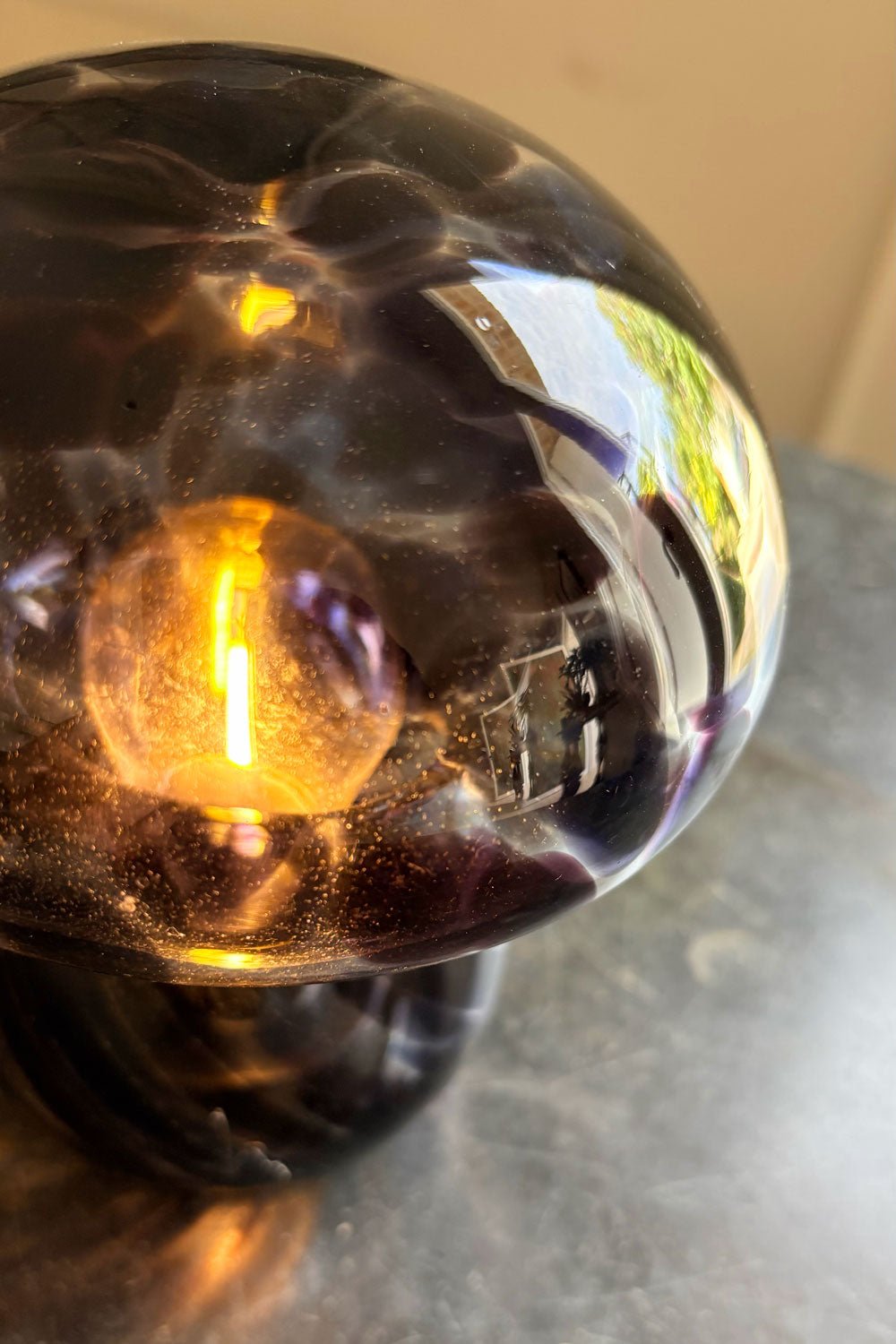 Detalle Lámpara Seta De Vidrio Efecto Degradado Negro Cristina Oria