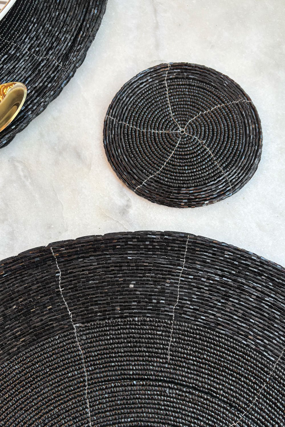 Detalle Posavasos Negro Bordado Con Cuentas Cristina Oria 