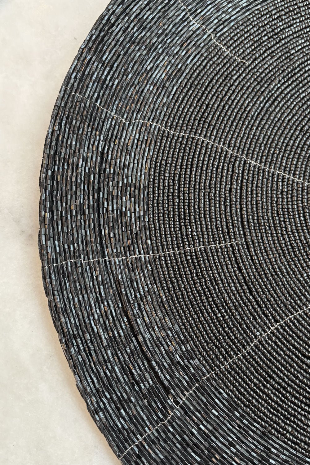 Detalle Individual Negro Bordado Con Cuentas Cristina Oria 