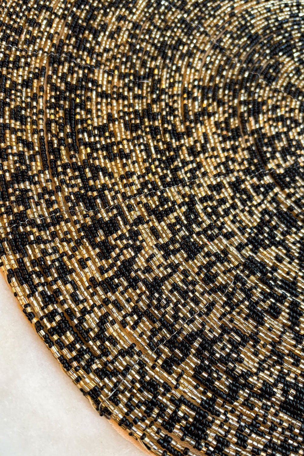 Detalle Individual Negro Y Dorado Bordado Con Cuentas Cristina Oria 