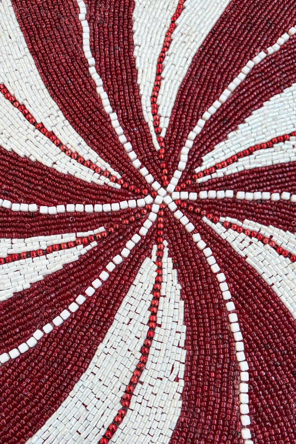 Detalle Servilletero Caramelo Rojo Y Blanco Bordado Con Cuentas Cristina Oria 