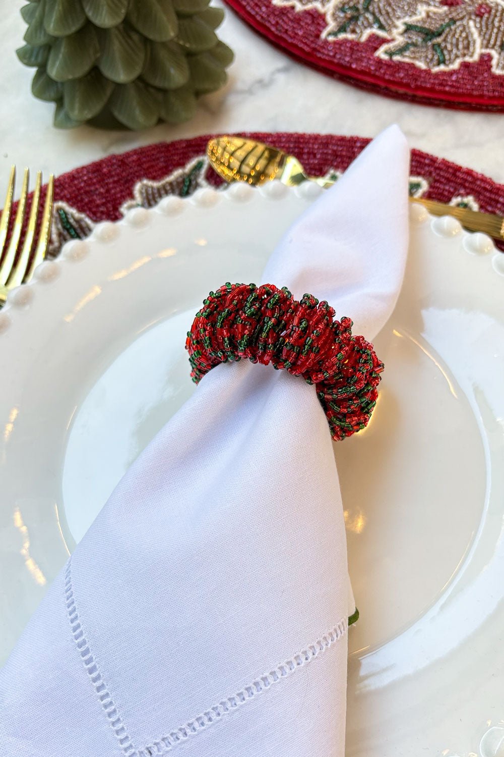 Detalle Servilletero Rojo Y Verde Bordado Con Cuentas Cristina Oria