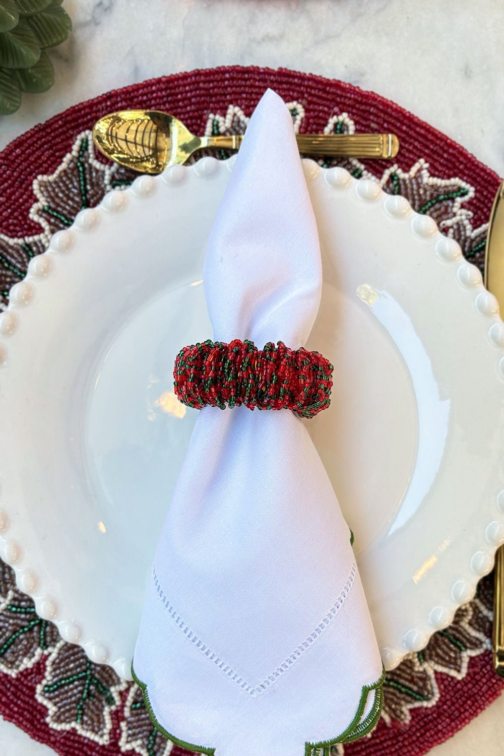 Detalle Composición Servilletero Rojo Y Verde Bordado Con Cuentas Cristina Oria